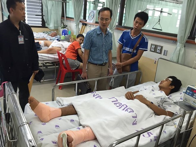 Cán bộ Sứ quán Việt Nam thăm anh Mai Văn Trường đang được điều trị tại bệnh viện ở Bangkok (Ảnh: Đại sứ quán Việt Nam tại Thái Lan)