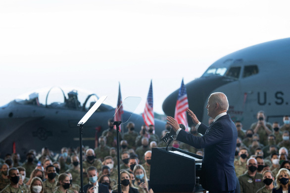 Tổng thống Mỹ Joe Biden gặp gỡ các quân nhân thuộc Không quân Mỹ và thân nhân họ đang đóng tại căn cứ RAF Mildenhall ở Sufolk (Anh) vào ngày 9-6, trước Hội nghị Thượng đỉnh G7 - Ảnh: AFP