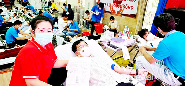 Phó giám đốc Sở Y tế Lê Quang Trung hiến máu tại lễ hội Xuân hồng năm 2022