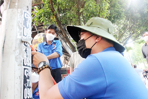 6. Các đoàn viên, thanh niên Đoàn cơ sở P.Trung Dũng (TP.Biên Hòa) tham gia làm sạch biển quảng cáo trên các cột điện ven các tuyến đường nội ô