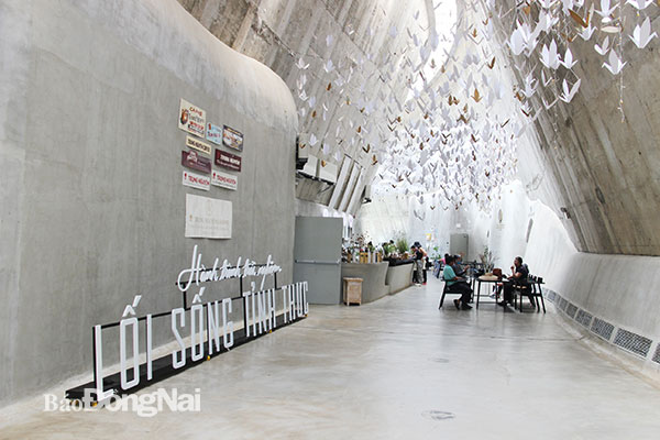Bên trong Bảo tàng Thế giới cà phê, không gian thưởng thức cà phê và trưng bày các hiện vật được thiết kế lấy cảm hứng từ ngôi nhà dài của người Ê Đê và mái nhà rông Tây nguyên