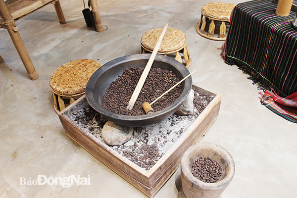 Tại Bảo tàng Thế giới cà phê, nhiều hiện vật mô phỏng lại cách chế biến cà phê thủ công của người Tây nguyên