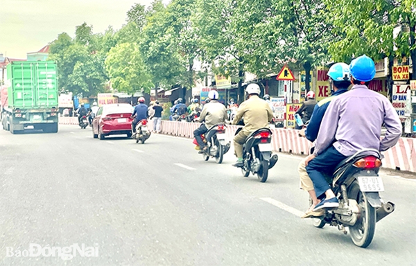 Nhiều người đi xe máy ngang nhiên chạy vào làn đường cho xe ô tô trên quốc lộ 51 (đoạn qua P.Long Bình Tân, TP.Biên Hòa), làm tăng nguy cơ va chạm giao thông trên đoạn đường đông xe này