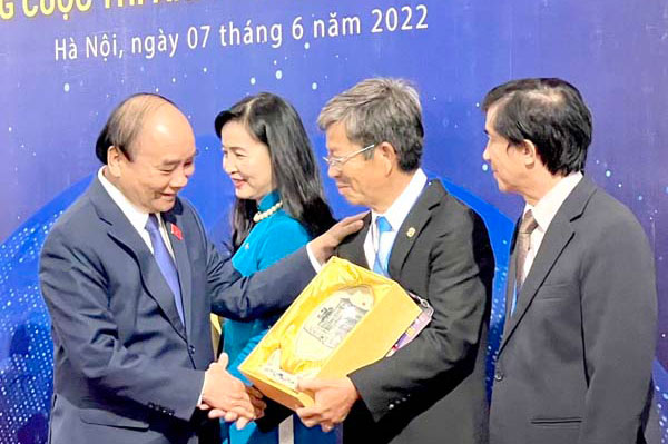 Nghệ sĩ nhiếp ảnh Lê Nguyễn (thứ hai từ phải sang) gặp Chủ tịch nước Nguyễn Xuân Phúc tại Triển lãm ảnh quốc tế tại Việt Nam tháng 6-2022