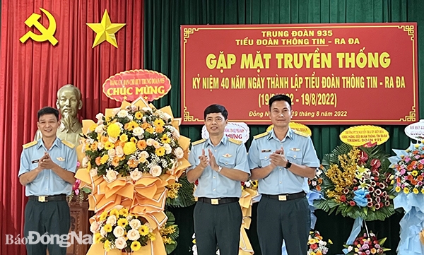 Thủ trưởng Trung đoàn 935 phát biểu và tặng hoa chúc mừng Ngày truyền thống đơn vị