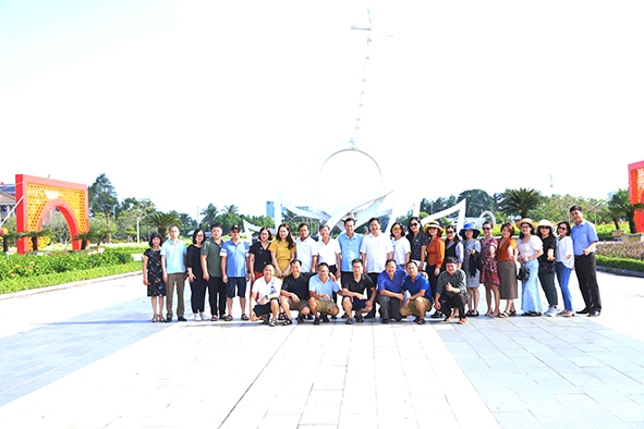 Đoàn cán bộ, phóng viên, nhân viên 3 Báo Đồng Nai, Sơn La, Bạc Liêu chụp ảnh lưu niệm bên biểu tượng cây đờn kìm tại Quảng trường Hùng Vương Bạc Liêu