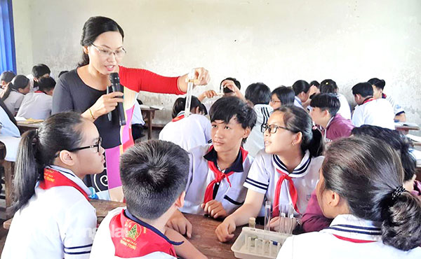Cô Trương Thị Trâm Anh luôn tìm cách đổi mới phương pháp dạy học để học sinh tiếp thu bài dễ dàng hơn. Ảnh: NVCC