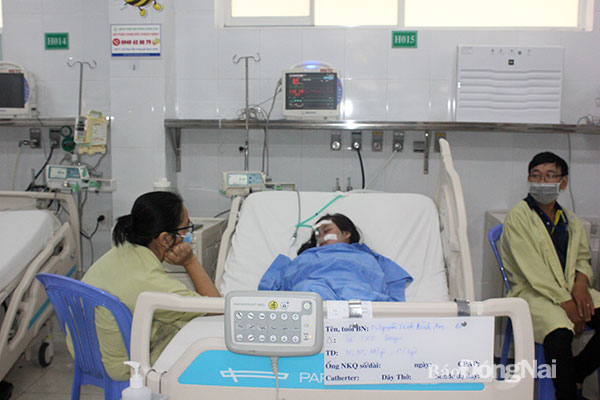 Bệnh nhân bị sốc sốt xuất huyết điều trị tại Bệnh viện Nhi đồng Đồng Nai. Ảnh: Hạnh Dung