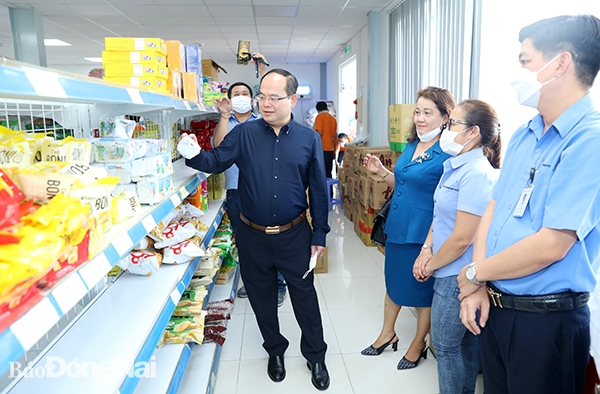 Phó bí thư Tỉnh ủy Quản Minh Cường thăm Siêu thị tiện lợi dành cho công nhân của Công ty Changshin