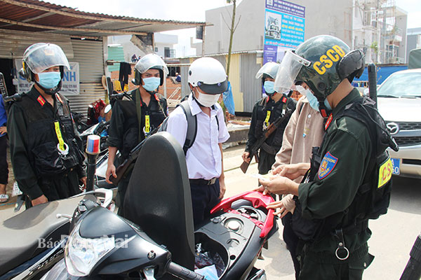 Lực lượng tuần tra kiểm tra, nhắc nhở người tham gia giao thông chấp hành trật tự an toàn giao thông trong khu tái định cư Lộc An - Bình Sơn