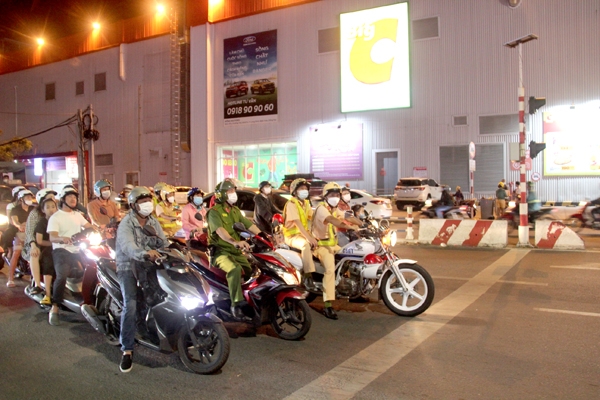 Các tổ tuần tra thường xuyên thực hiện nhiệm vụ tại các giao lộ quan trọng trên đường phố Biên Hòa