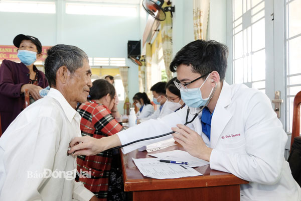 Người dân xã Mã Đà (H.Vĩnh Cửu) được các bác sĩ của Bệnh viện Đa khoa Đồng Nai khám bệnh, tư vấn các biện pháp chăm sóc sức khỏe hiệu quả