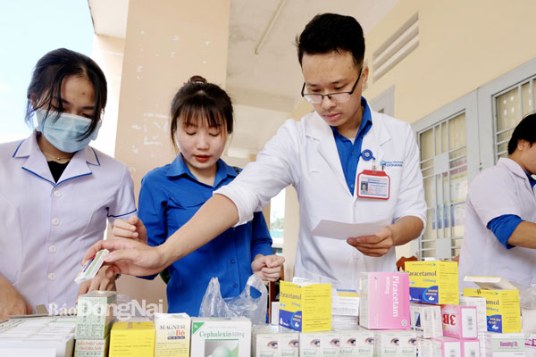 Để phục vụ nhu cầu khám bệnh và cấp thuốc miễn phí của người dân xã Mã Đà, đoàn y bác sĩ của Đoàn cơ sở Bệnh viện Đa khoa Đồng Nai chuẩn bị đủ thuốc cấp cho cả trăm bệnh nhân