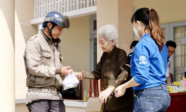 Bà Nguyễn Thị Dung (85 tuổi, ngụ ấp 5, xã Mã Đà) được người nhà chở đi 20km mới đến UBND xã để được khám bệnh và cấp thuốc miễn phí