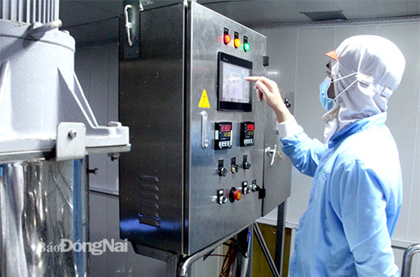 Dây chuyền sản xuất ứng dụng công nghệ điều khiển tự động  tại một nhà máy chế biến thực phẩm tại Khu công nghiệp Hố Nai (H.Trảng Bom). Ảnh: Hải Hà