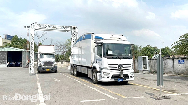 Máy soi chiếu container di động vừa được đầu tư tại Cảng Đồng Nai. Ảnh: N.Liên
