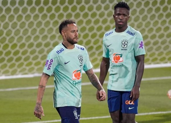 Neymar và Vinicius Junior chuẩn bị cho trận mở màn World Cup của Brazil trước Serbia. (Nguồn: AP)