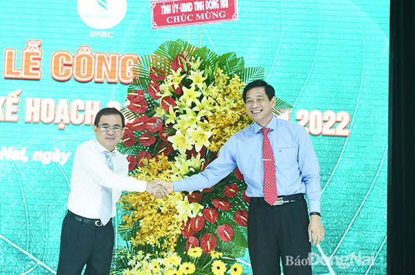 Phó chủ tịch UBND tỉnh Võ Văn Phi tặng hoa của Tỉnh ủy, UBND tỉnh cho Tổng công ty cao su Đồng Nai. Ảnh: Huy Anh