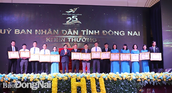 Phó chủ tịch UBND tỉnh Nguyễn Sơn Hùng tặng Bằng khen của UBND tỉnh cho các tập thể, cá nhân của Trường đại học Lạc Hồng