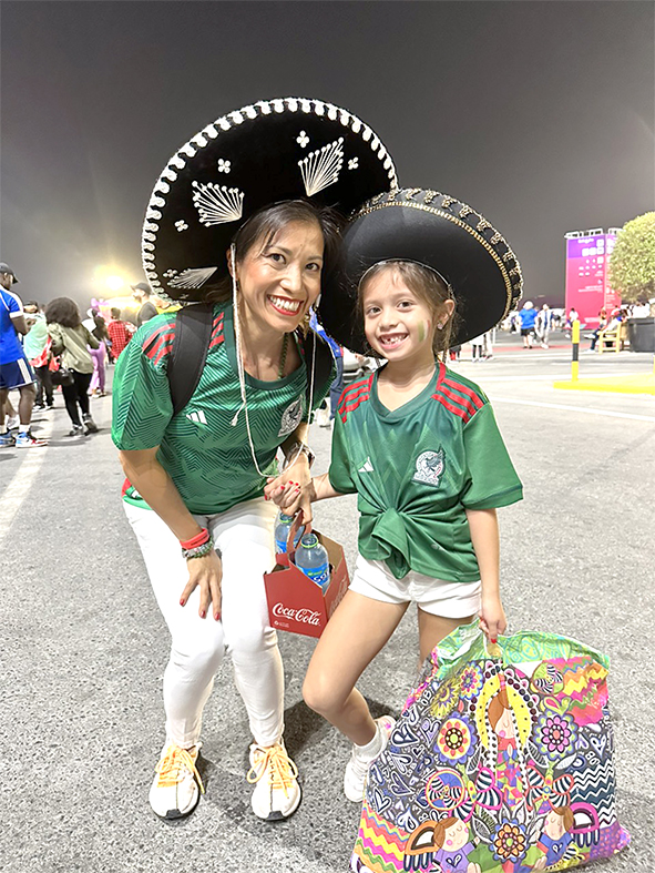 Hai mẹ con cổ động viên Mexico đi cổ vũ đội nhà