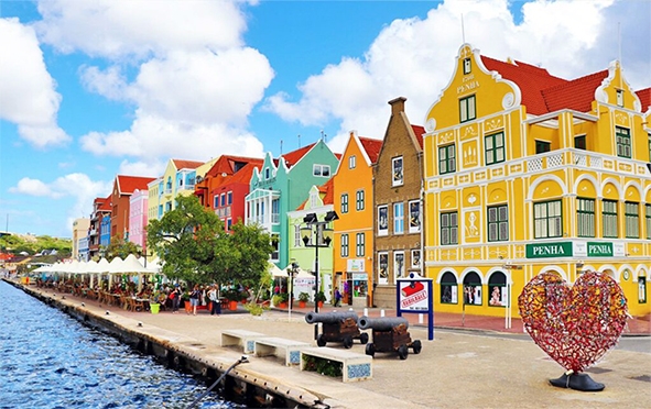 Dãy nhà với kiến trúc châu Âu bên bến cảng ở quốc đảo Curaçao Nguồn: styleandsociety.com
