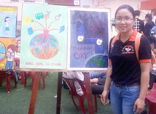 Quỳnh Trang bên bức tranh giành giải nhất cuộc thi Năng lượng cuộc sống xanh