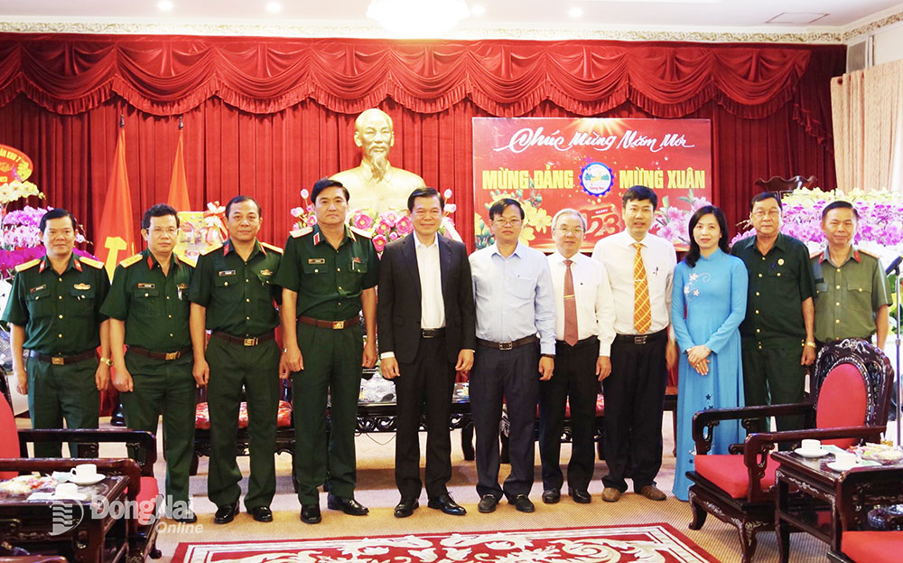 Thủ trưởng Quân khu 7 chúc Tết tại Tỉnh ủy Đồng Nai. Ảnh: Ngô Hiền