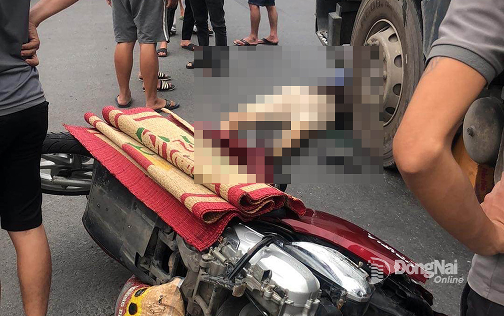 Hiện trường vụ tai nạn giao thông giữa xe đầu kéo và xe máy trên quốc lộ 1 đoạn qua TP.Biên Hòa khiến 1 người đàn ông tử vong tại chỗ. Ảnh: CTV