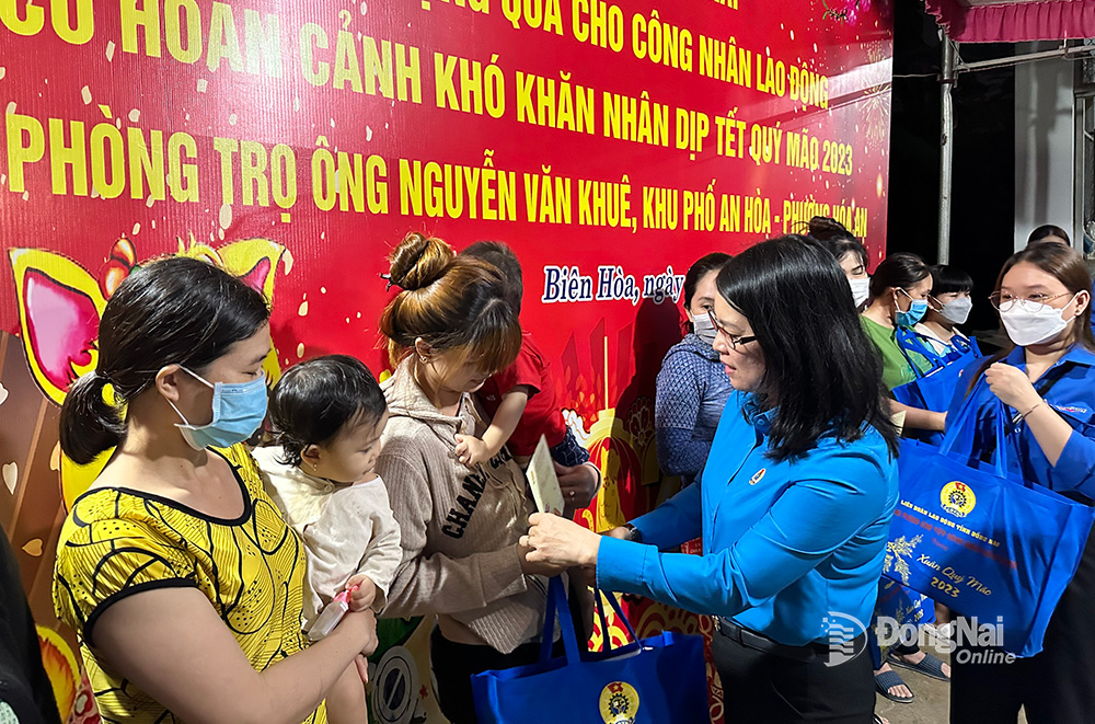 Chủ tịch Liên đoàn Lao động tỉnh Nguyễn Thị Như Ý tặng quà cho công nhân. Ảnh: CĐ