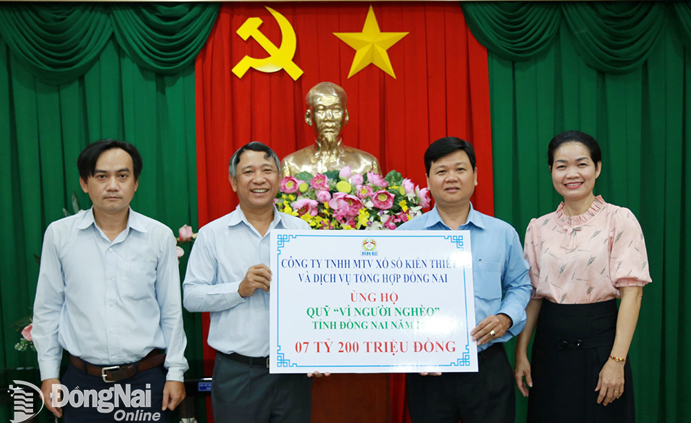  Phó chủ tịch Ủy ban MTTQ Việt Nam tỉnh Vũ Đình Trung (thứ hai từ phải qua) tiếp nhận bảng tượng trưng số tiền 7,2 tỷ đồng ủng hộ Quỹ “Vì người nghèo” tỉnh của Công ty TNHH MTV Xổ số kiến thiết và dịch vụ tổng hợp Đồng Nai. 