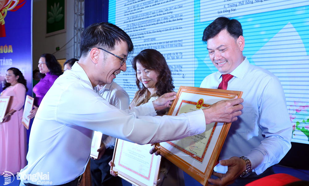 Ông Lê Tất Việt, Phó trưởng cơ quan đại diện Văn phòng Bộ VH-TTDL tại TP.HCM trao Bằng khen của Bộ VH-TTDL cho các tập thể và cá nhân có thành tích xuất sắc trong xây dựng và tổ chức hoạt động văn hóa, thể thao, du lịch tại địa phương