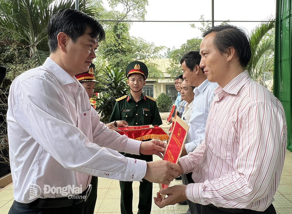 Chủ tịch UBND, Chủ tịch Hội đồng Nghĩa vụ quân sự H.Vĩnh Cửu Nguyễn Quang Phương trao quyết định gọi công dân nhập ngũ cho các địa phương