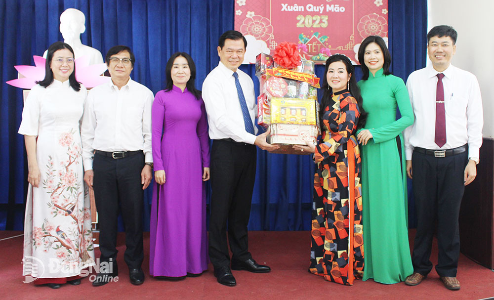 Uỷ viên Trung ương Đảng, Bí thư Tỉnh ủy Nguyễn Hồng Lĩnh trao tặng quà Tết cho Nhà hát Nghệ thuật Đồng Nai. Ảnh: My Ny