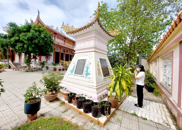 Tháp mộ tưởng niệm Công nữ Ngọc Vạn tại Tổ đình Quốc Ân Kim Cang (xã Tân Bình, H.Vĩnh Cửu)