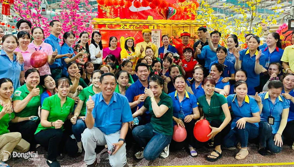Chủ tịch Liên đoàn Lao động tỉnh Nguyễn Thị Như Ý cũng lãnh đạo Công ty và Công đoàn chúc Tết công nhân tại xưởng