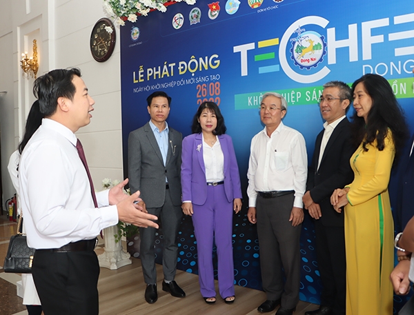 Chủ tịch Ủy ban MTTQ Việt Nam tỉnh Cao Văn Quang (thứ 3 từ phải sang) và Phó chủ tịch HĐND tỉnh Hoàng Thị Bích Hằng (thứ 3 từ trái sang) tham gia Chương trình phát động Techfest Dong Nai 2022