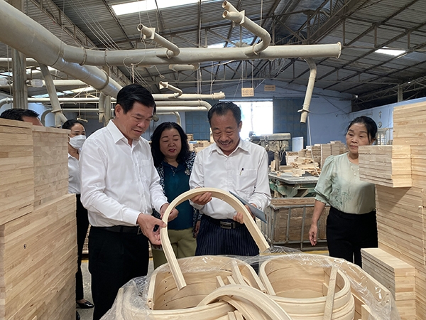 Ủy viên Trung ương Đảng, Bí thư Tỉnh ủy Nguyễn Hồng Lĩnh (bìa trái, hàng trước) thăm xưởng sản xuất đồ gỗ mỹ nghệ của một doanh nghiệp tư nhân tại H.Trảng Bom. Ảnh: Phương Hằng