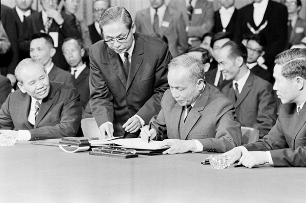 Bộ trưởng Ngoại giao Chính phủ Việt Nam Dân chủ Cộng hòa Nguyễn Duy Trinh ký Hiệp định Paris ngày 27-1-1973 tại Trung tâm Hội nghị quốc tế ở thủ đô Paris (Pháp)