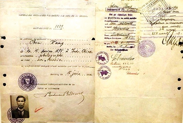 Giấy thông hành số 1829, do Đại diện toàn quyền nước Cộng hòa xã hội chủ nghĩa Xô Viết Liên bang Nga tại Đức cấp cho Nguyễn Ái Quốc, bí danh “Chen Vang”, ngày 16-6-1923