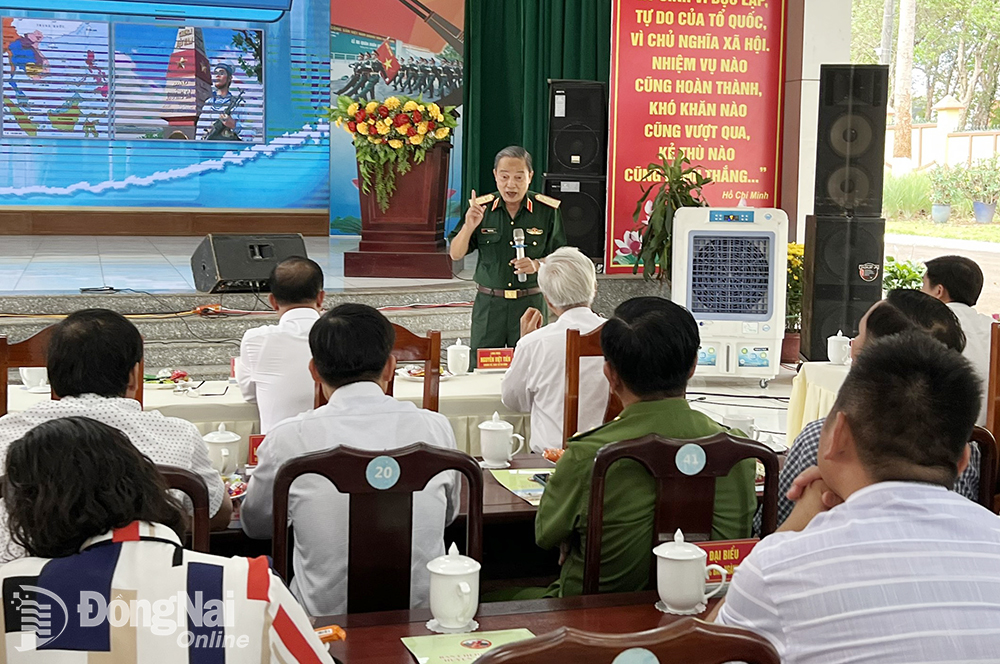 Trung tướng Phạm Văn Dỹ thông tin các vấn đề thời sự tại buổi gặp mặt
