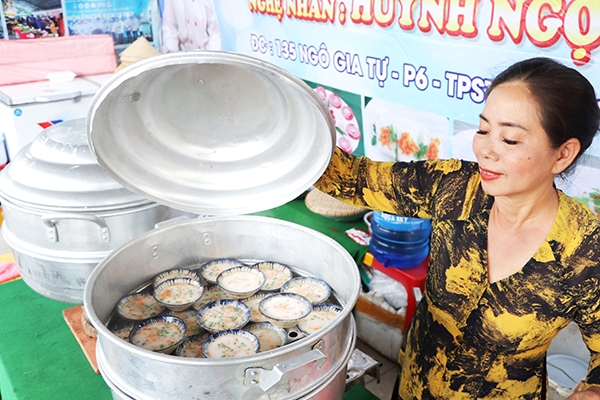 Gian hàng bánh dân gian của nghệ nhân Huỳnh Ngọc Lan (tỉnh Sóc Trăng) tham gia Tuần lễ Văn hóa - du lịch - ẩm thực tỉnh Đồng Nai năm 2022