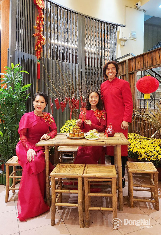 Gia đình nghệ sĩ Việt Hương đầm ấm đón Tết cổ truyền tại Việt Nam. Ảnh: NVCC