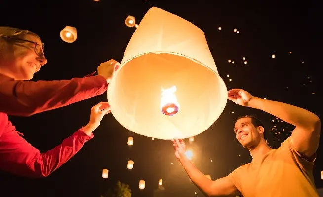 Thả đèn lên không trung trong lễ hội Đèn lồng Yi Peng ở Thái Lan. Nguồn: asiahighlights.com