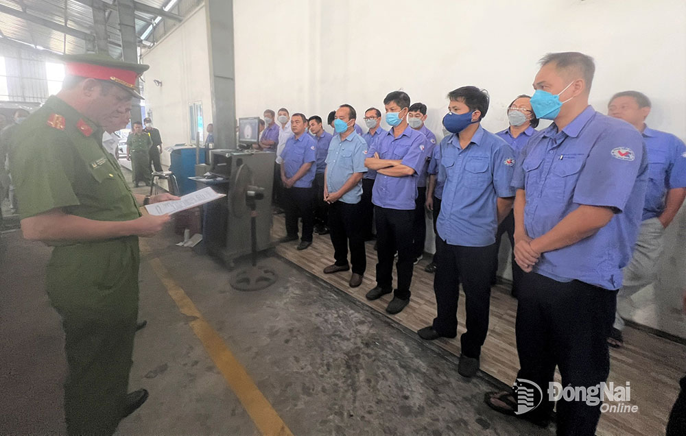 Lực lượng công an đọc lệnh bắt khẩn cấp các đăng kiểm viên tại Trung tâm Đăng kiểm xe cơ giới 60-04D (P.Tân Biên, TP.Biên Hòa). Ảnh: Công an cung cấp