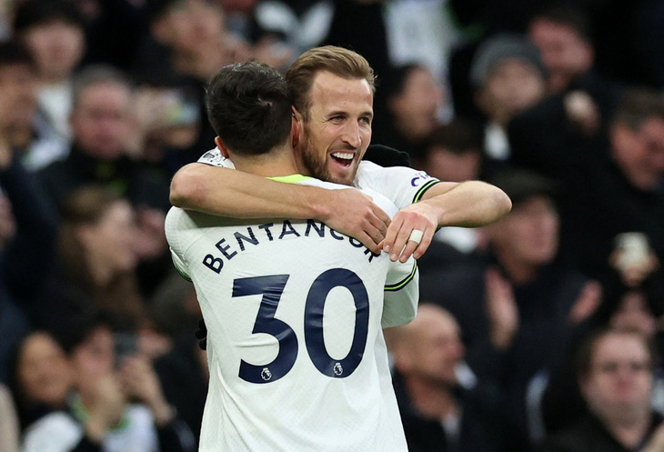 Niềm vui của Kane sau khi ghi bàn thắng vào lưới Man City - Ảnh: REUTERS