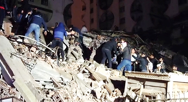 Lực lượng cứu hộ tìm kiếm các nạn nhân dưới đống đổ nát của những tòa nhà bị sập, sau trận động đất tại Diyarbakir, Đông Nam Thổ Nhĩ Kỳ, ngày 6-2-2023. Ảnh: AFP/TTXVN