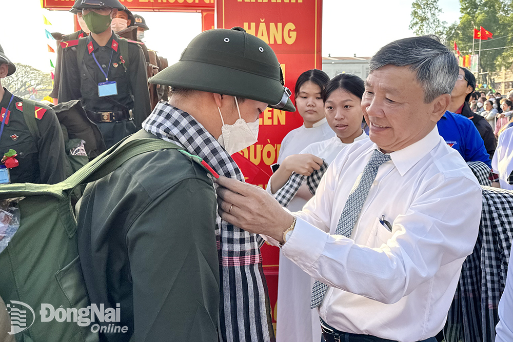 Phó bí thư Thường trực Tỉnh ủy Hồ Thanh Sơn khoác khăn rằn tiễn thanh niên lên đường làm nhiệm vụ