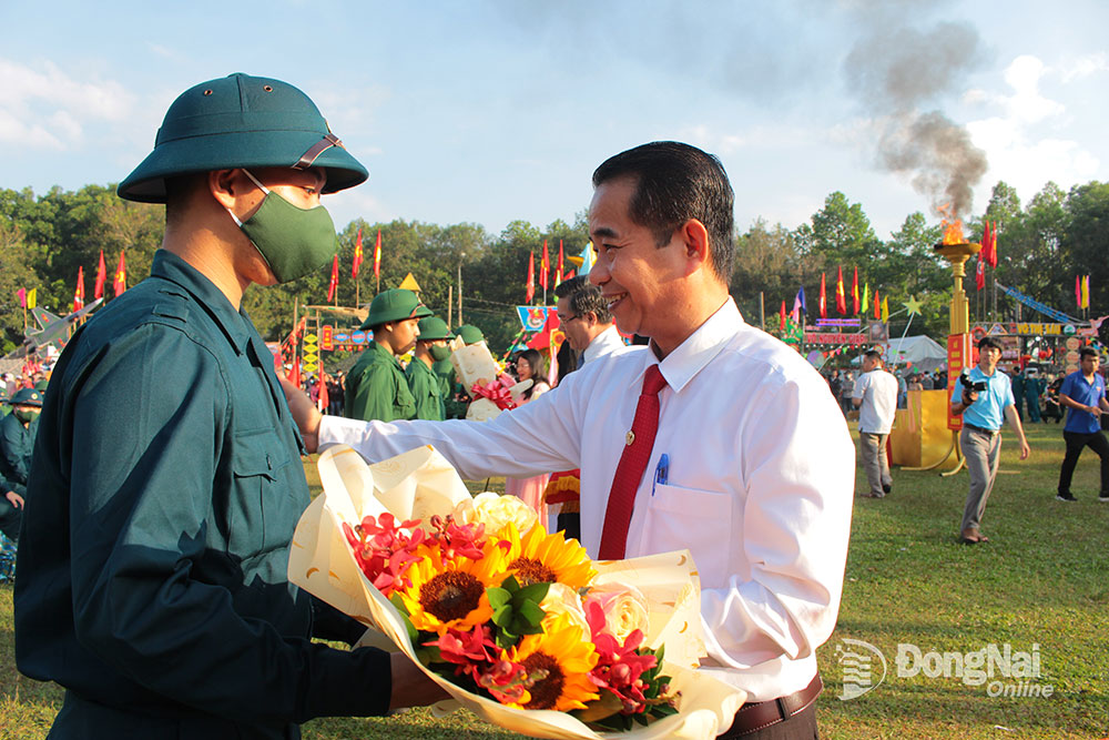 Ủy viên Ban TVTU, Chủ tịch HĐND tỉnh Thái Bảo tặng hoa động viên các tân binh lên đường nhập ngũ. Ảnh: Hồ Thảo