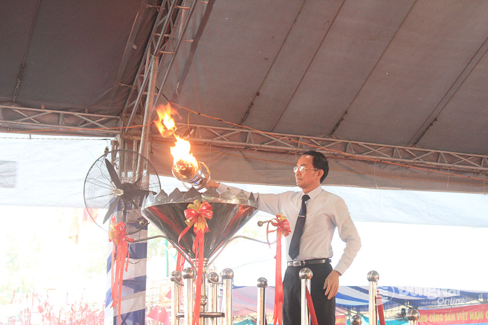 Bí thư Thành ủy Biên Hòa Võ Văn Chánh thực hiện nghi thức thắp lửa truyền thống tại lễ giao nhận quân. Ảnh: Nga Sơn
