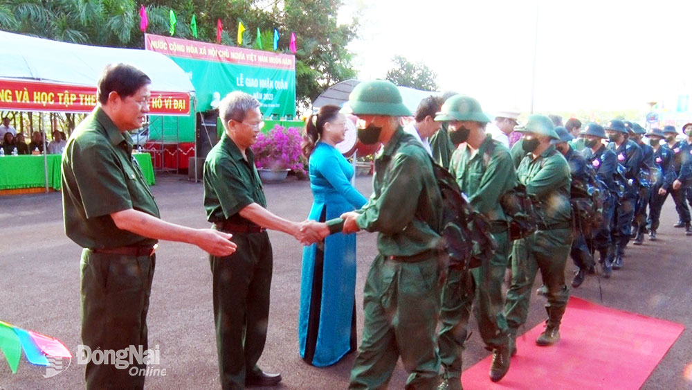 Các đại biểu tặng hoa, động viên các tân binh lên đường nhập ngũ